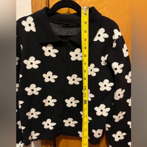 HESPERUS Black & White Daisy Button Down Collar Cardigan - Picture 5 of 7